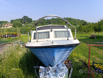 Barca con motore e carrello