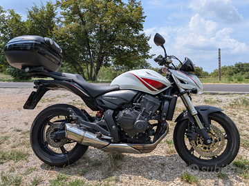 Honda Hornet 600 del 2010 con bauletto Givi