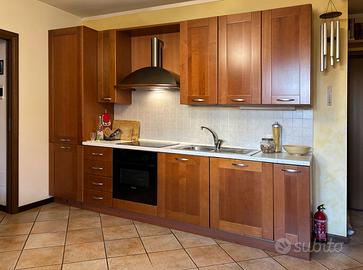 Cucina lineare in legno massello