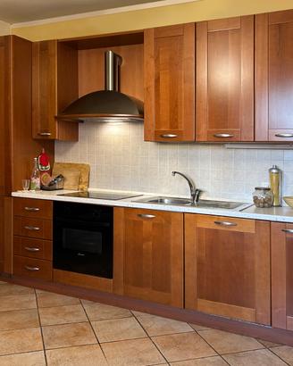 Cucina lineare in legno massello