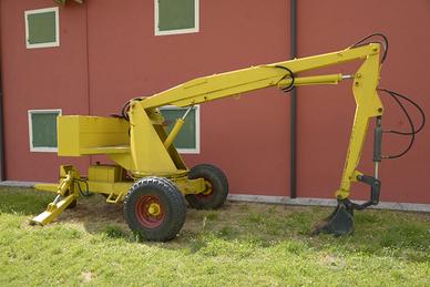 Caricatore/escavatore trainato