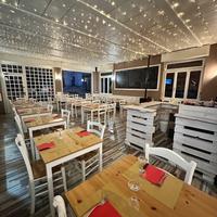 Pizzeria con sala interna e veranda esterna