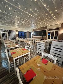Pizzeria con sala interna e veranda esterna