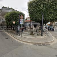 Locale commerciale di 330 mq con spazio antistante