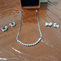 collana e due coppie di orecchini 