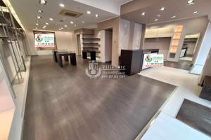 Locale Commerciale di 153 mq Arredato