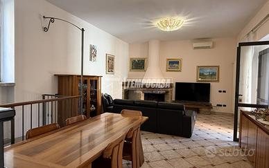 QUADRILOCALE IN ZONA CEDERNA