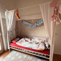Letto singolo con baldacchino