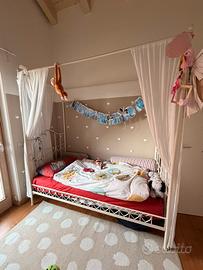 Letto singolo con baldacchino