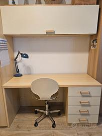 Scrivania con pensile e sedia