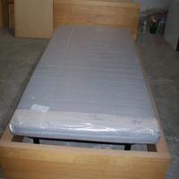 Letto singolo, doghe e materasso, comodini