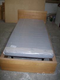 Letto singolo, doghe e materasso, comodini