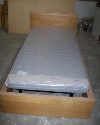 Letto singolo, doghe e materasso, comodini