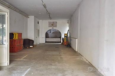 Negozio a Putignano, via Giulio Pastore, 1 locali