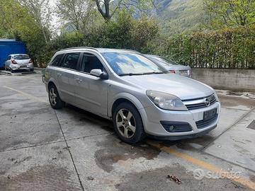 Ricambi Opel Astra SW 2006 grigio chiaro e bianco