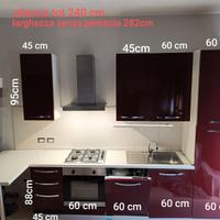 Cucina moderna completa di elettrodomestici