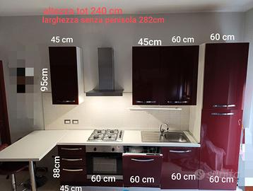 Cucina moderna completa di elettrodomestici