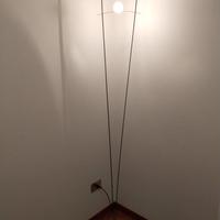 Lampada di design con regolazione intensità luce.