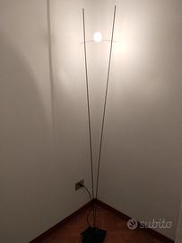 Lampada di design con regolazione intensità luce.
