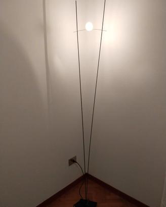 Lampada di design con regolazione intensità luce.