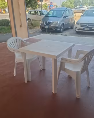 Tavoli e sedie di plastica