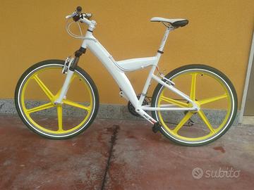 bici con cerchi a razze