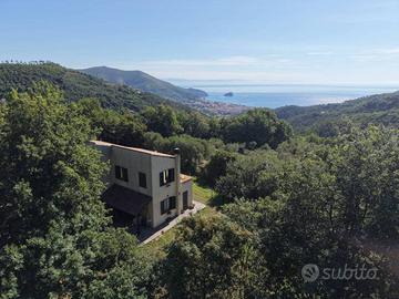 Villa di 134 m² con 5 locali e posto auto a Noli