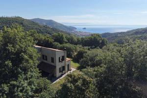 Villa di 134 m² con 5 locali e posto auto a Noli