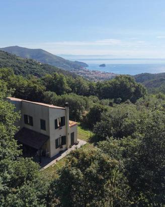 Villa di 134 m² con 5 locali e posto auto a Noli