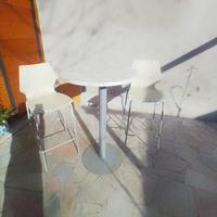 Sgabelli con tavolino bar alti