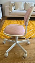 Scrivania IKEA PÅHL + sedia girevole rosa IKEA