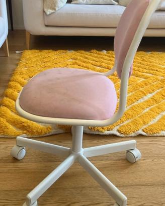 Scrivania IKEA PÅHL + sedia girevole rosa IKEA