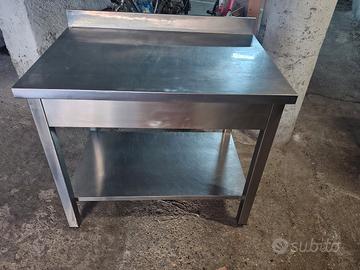 Tavolo in acciaio inox 