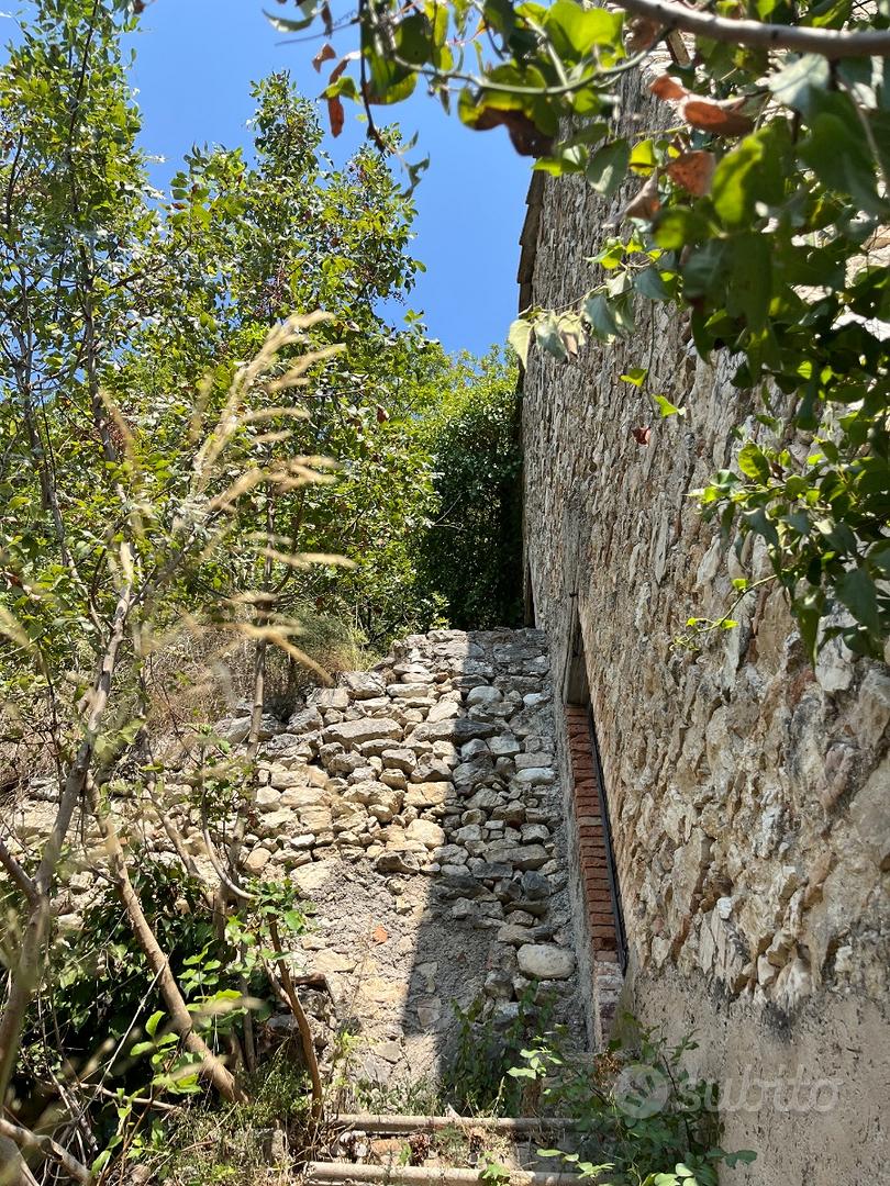 Casale in pietra umbra da ristrutturare - Vista 2