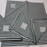 Set tovagliette in cotone ricamate a mano.Handmade