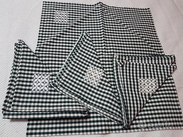 Set tovagliette in cotone ricamate a mano.Handmade