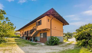 Vendita casa indipendente con cortile e garage