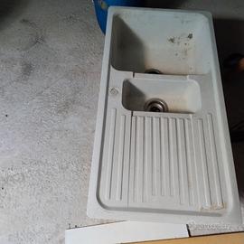 lavello e rubinetto doccetta