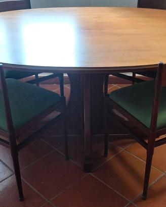 Tavolo ovale in legno + 5 sedie