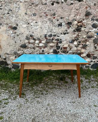 Tavolo vintage anni ’50/’60 con piano in formica