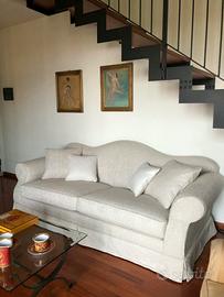 Divano classico sagomato in tessuto melange beige