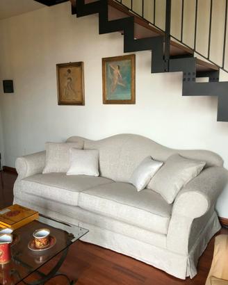 Divano classico sagomato in tessuto melange beige