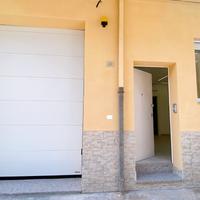 Trivano nuovo con cortile e garage privati