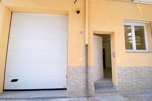Trivano nuovo con cortile e garage privati