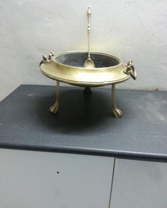 Braciere antico con palettino