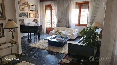 Cagliari, via Castelvì, quadrivano luminoso