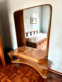 Toilette comó antico in legno con specchio