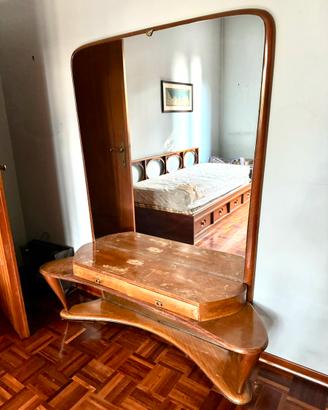 Toilette comó antico in legno con specchio