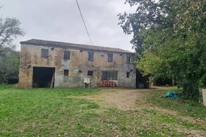 Rustico / Casale di 302 m² con più di 5 locali a T