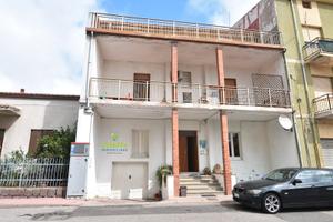 Piano terra abitabile con cortile privato